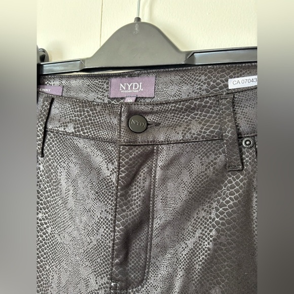 🎉4/30$🎉 NYDJ Black Coated Snake Print Pants – Size 10 ✨ - Picture 2 of 5